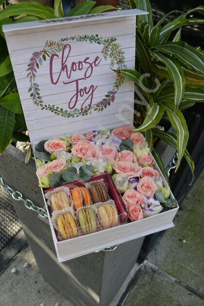 Box with roses and macarons